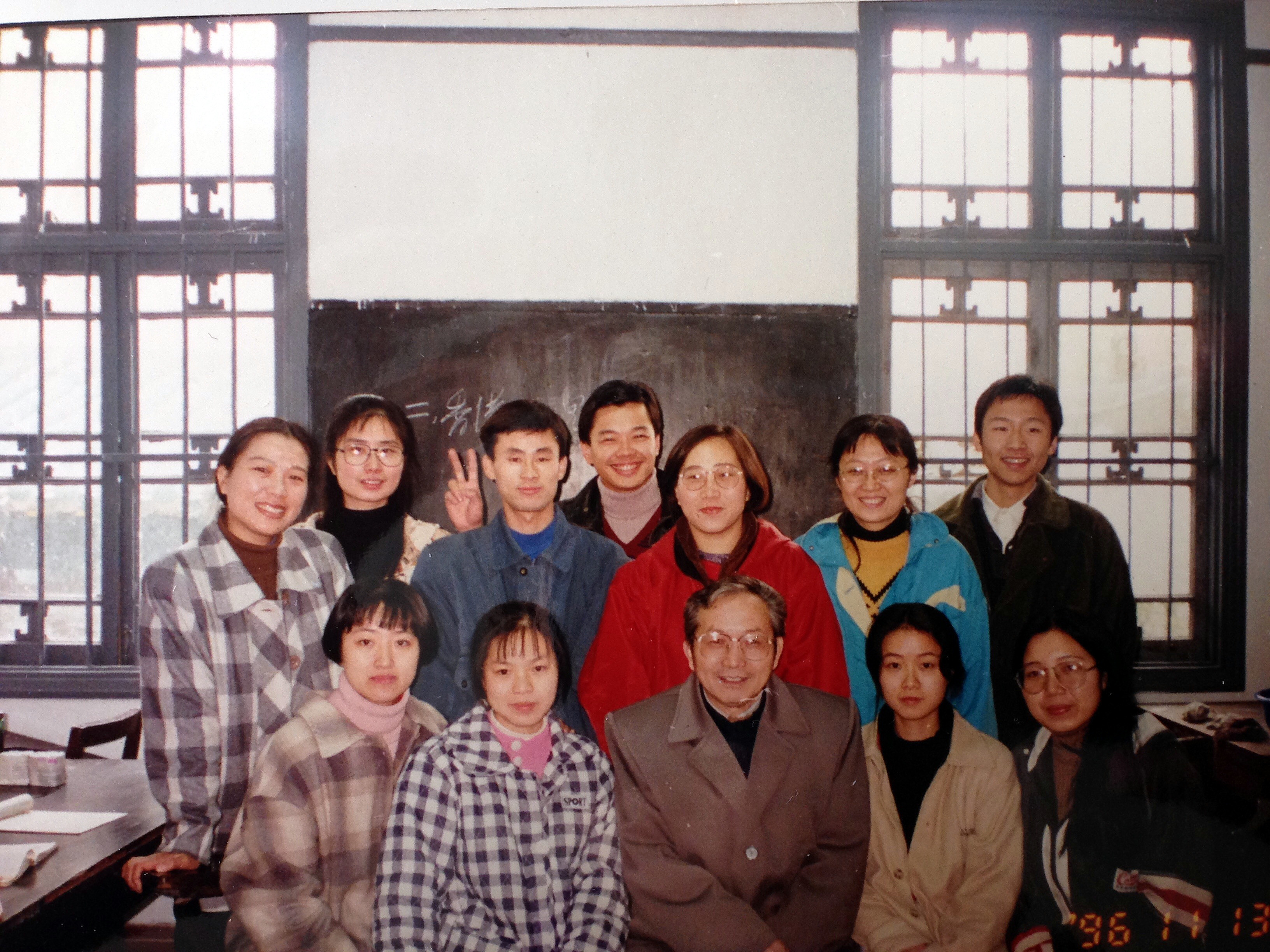 吕鹤云教授和学生在一起